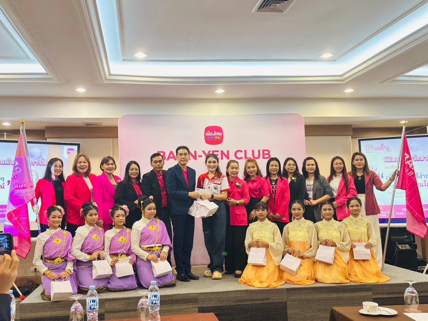 ทีมงานเมืองไทยประกันชีวิต 8